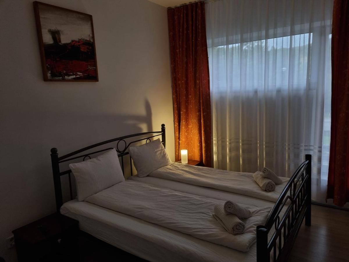 Randunica Hotel Valiug Bagian luar foto