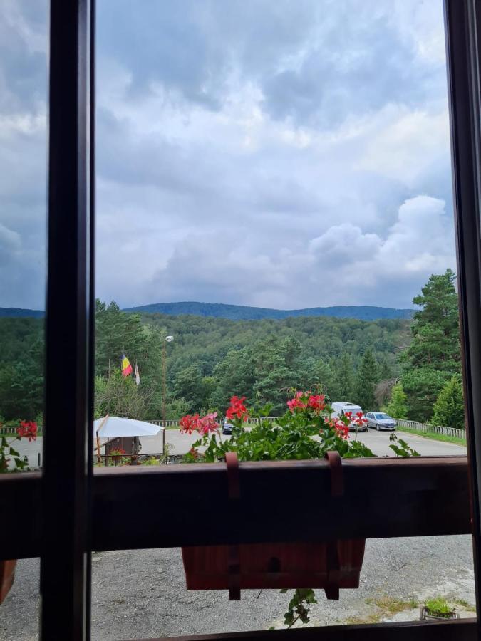 Randunica Hotel Valiug Bagian luar foto
