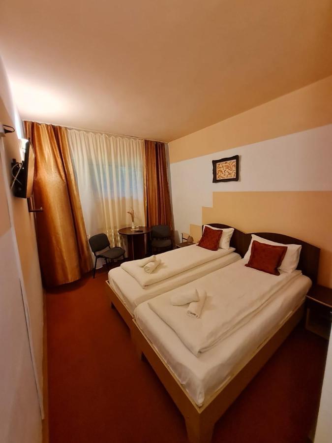 Randunica Hotel Valiug Bagian luar foto